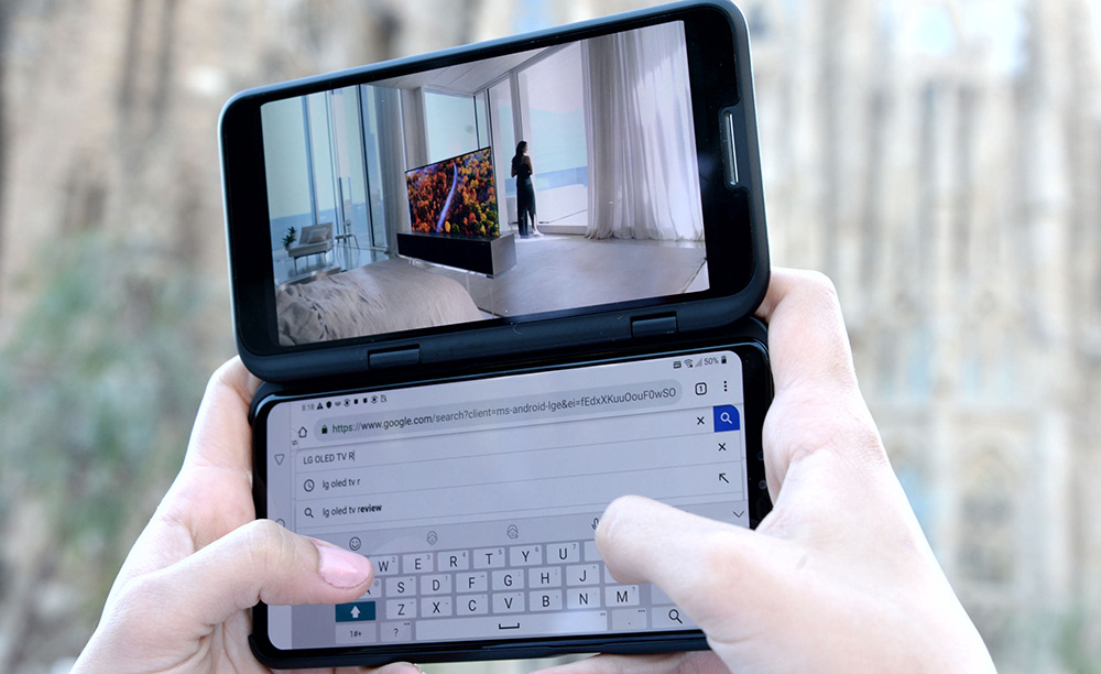 Imagen comercial del LG V50 ThinQ 5G con dos pantallas