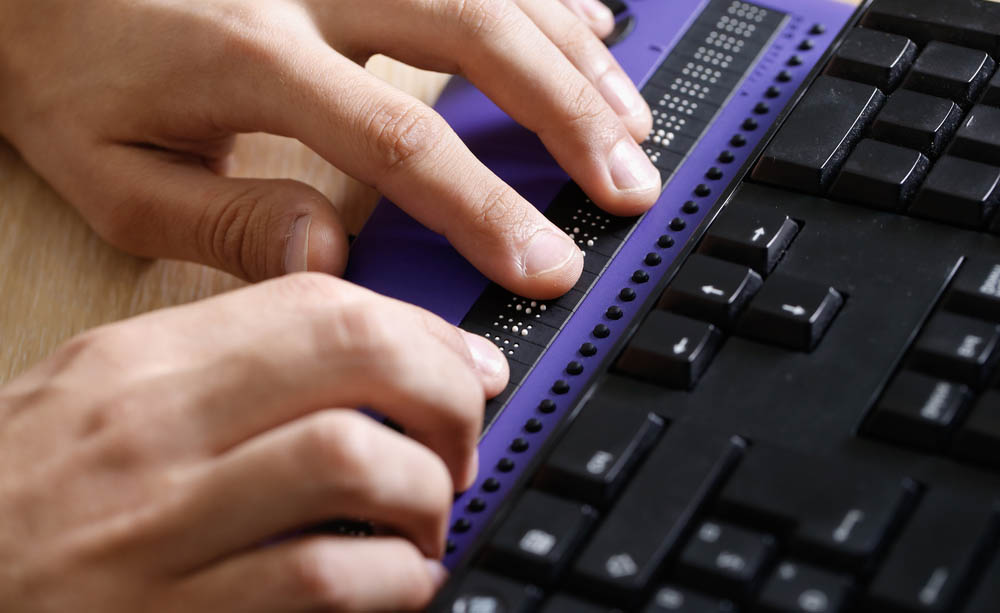 Una persona con discapacidad visual utiliza una l&iacute;nea braille