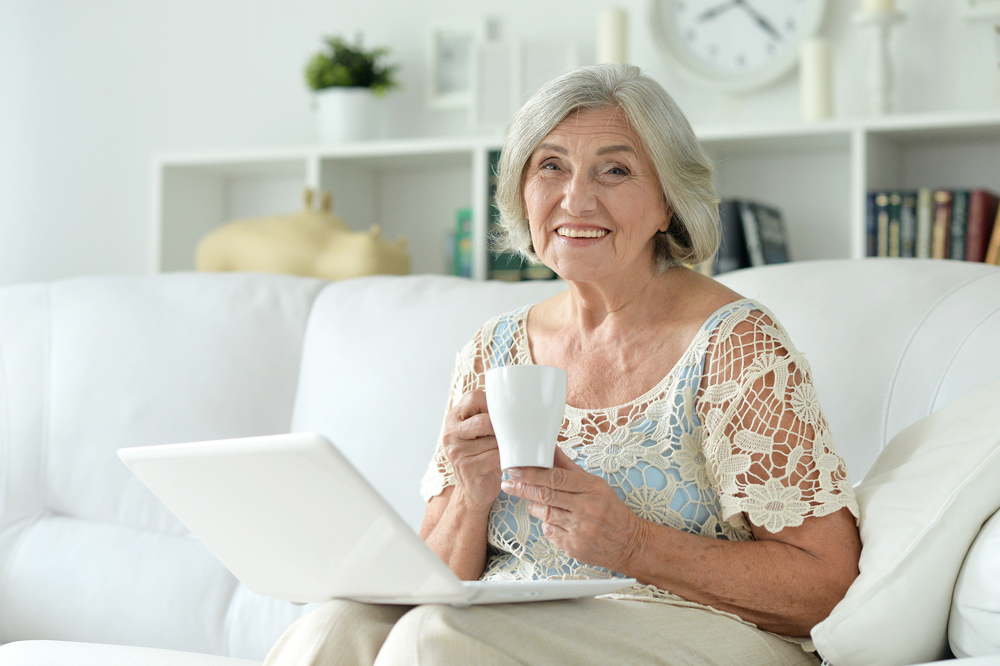 Una persona mayor en su hogar con un ordenador