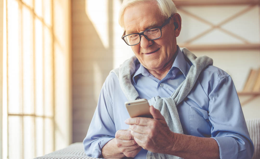 Un hombre mayor utiliza su teléfono móvil