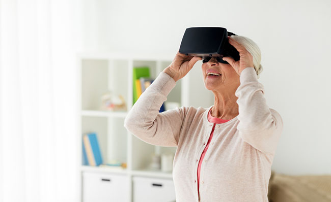 Una mujer mayor utiliza unas gafas de realidad virtual