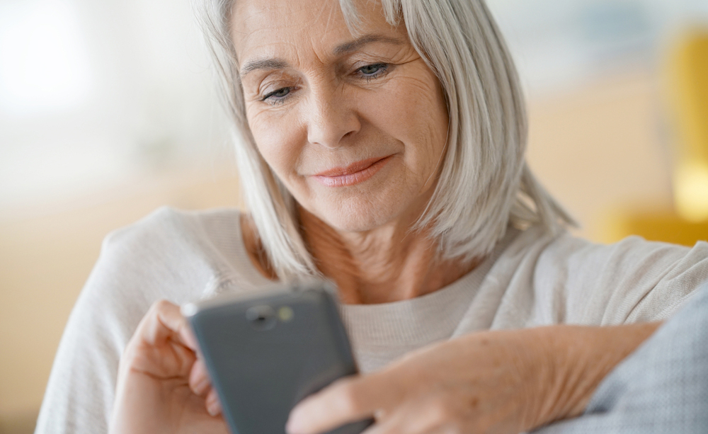 Una mujer mayor utiliza un smartphone