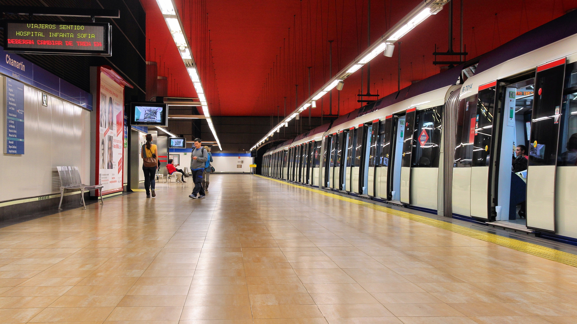 Fotografía de un andén en el Metro de Madrid