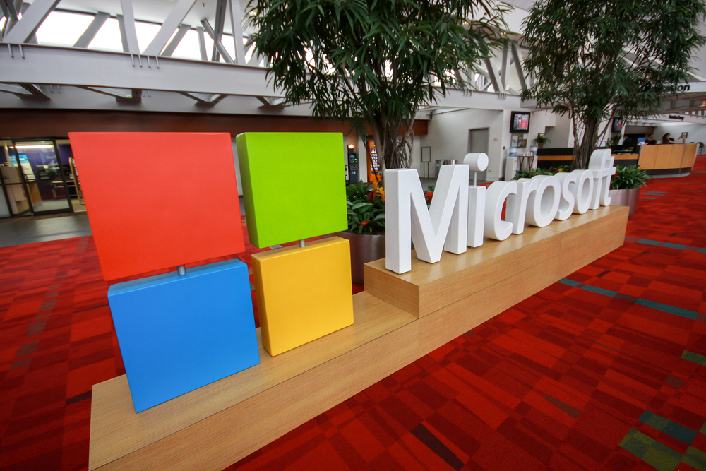 Interior de una sede de Microsoft con su logo en primer plano