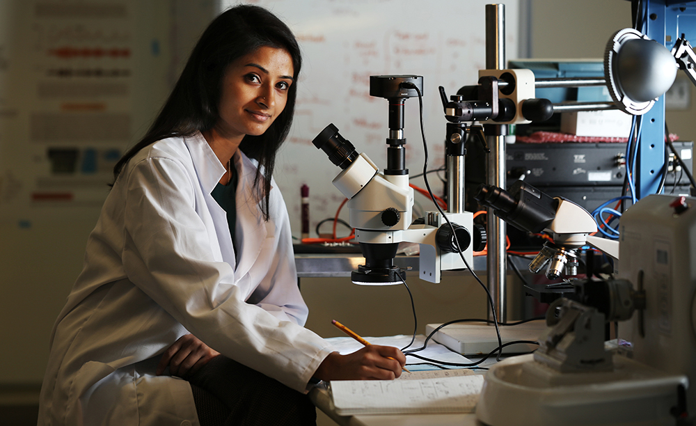Fotograf&iacute;a de la responsable de la investigaci&oacute;n, Shriya Srinivasan, en su laboratorio
