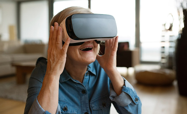 Una mujer mayor utiliza unas gafas de realidad virtual