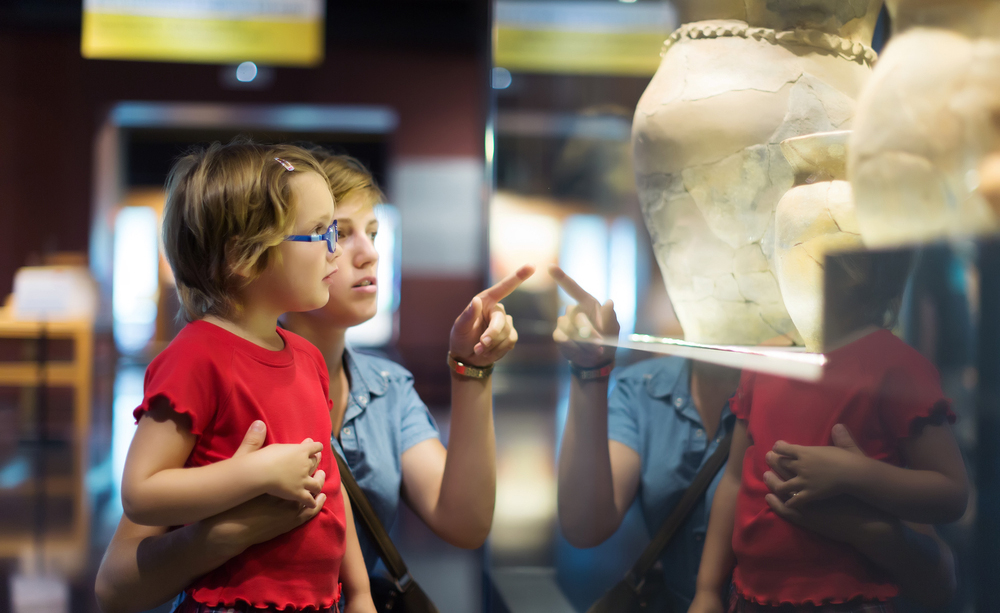 Una madre y su hija visitan un museo hist&oacute;rico