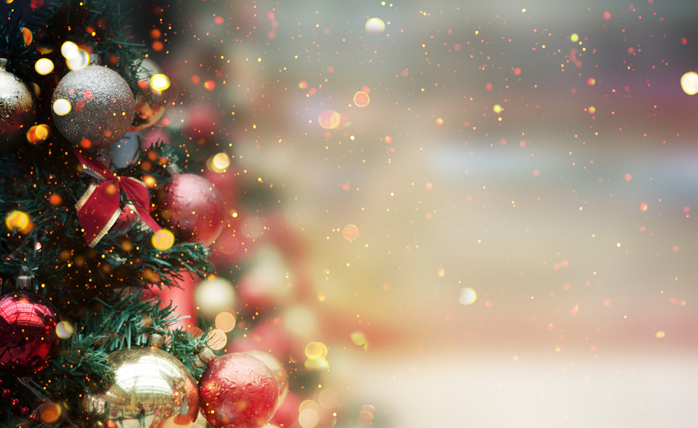 Fotografía de un árbol y adornos de Navidad