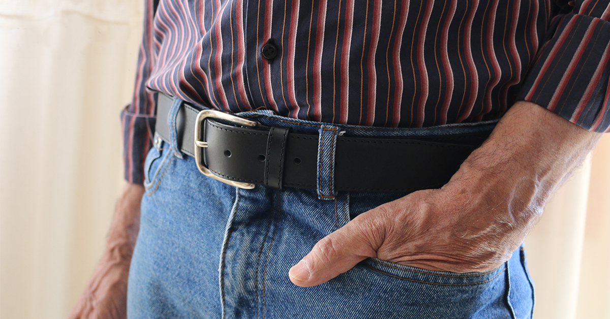 Una persona mayor utiliza un cinturón desarrollado por Neki