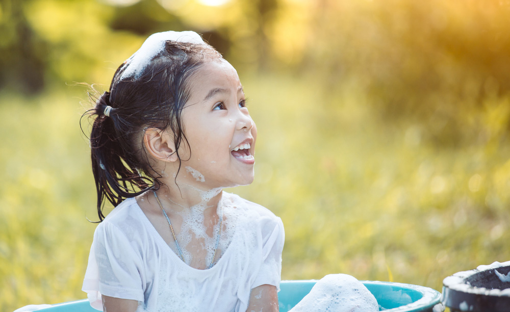 Una niña juega con espuma