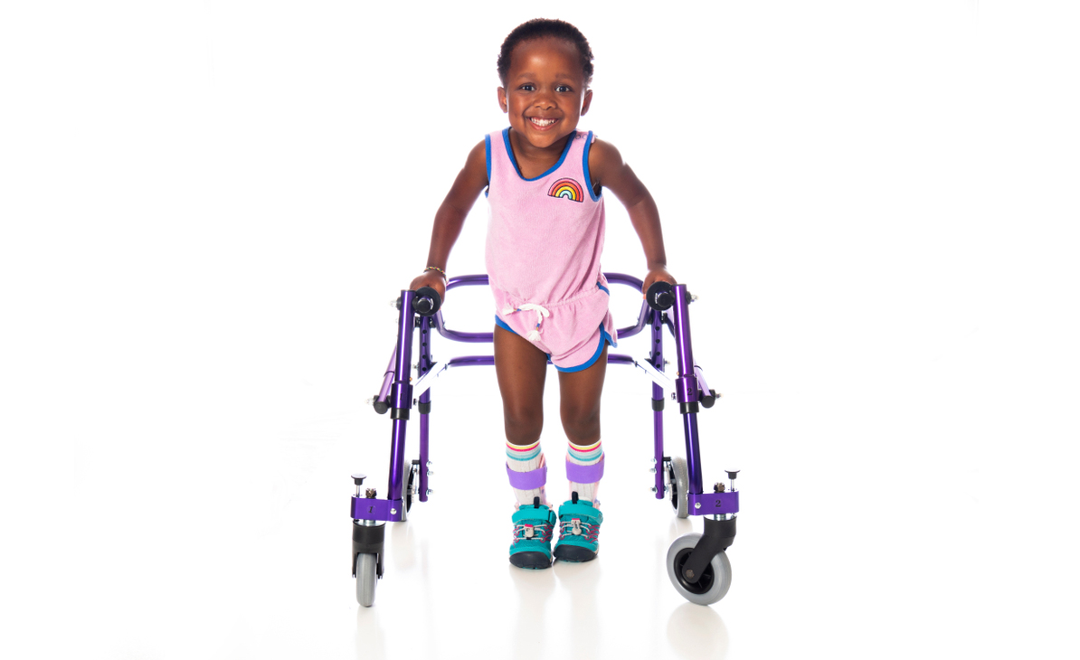 Una niña con parálisis cerebral utiliza un andador