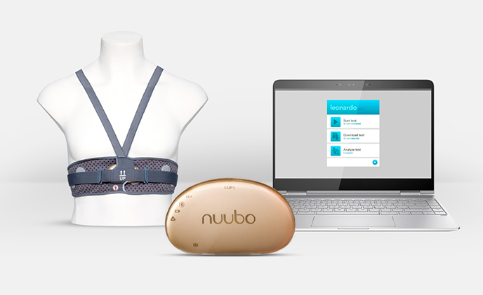Fotograf&iacute;a comercial de Nuubo, el dispositivo grabador y un ordenador con la aplicaci&oacute;n para leer los datos