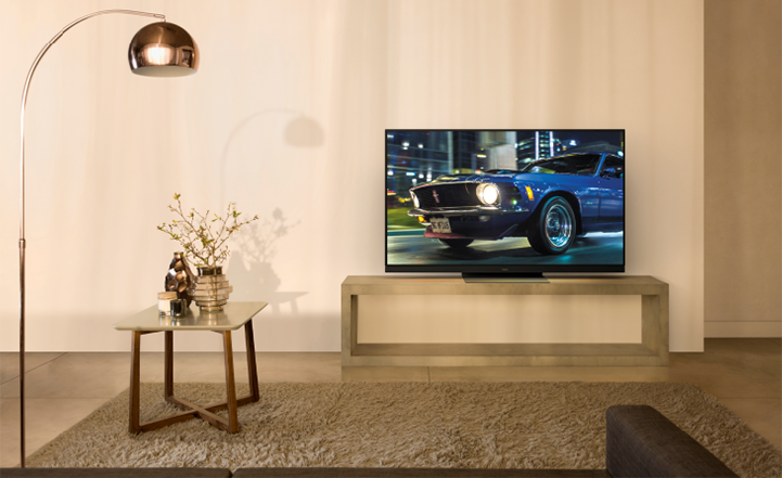 Fotografía comercial de un televisor Panasonic en un salón