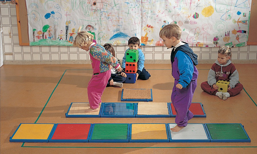 Unos niños utilizan el pasillo de estimulación táctil