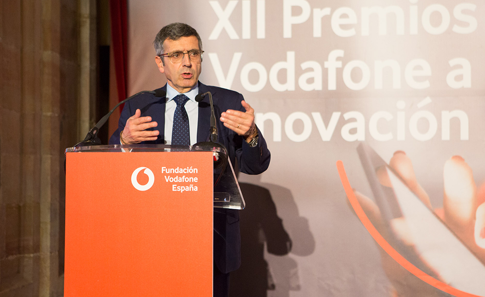 Fotografía de Francisco Román, presidente de la Fundación Vodafone, en la entrega de los premios