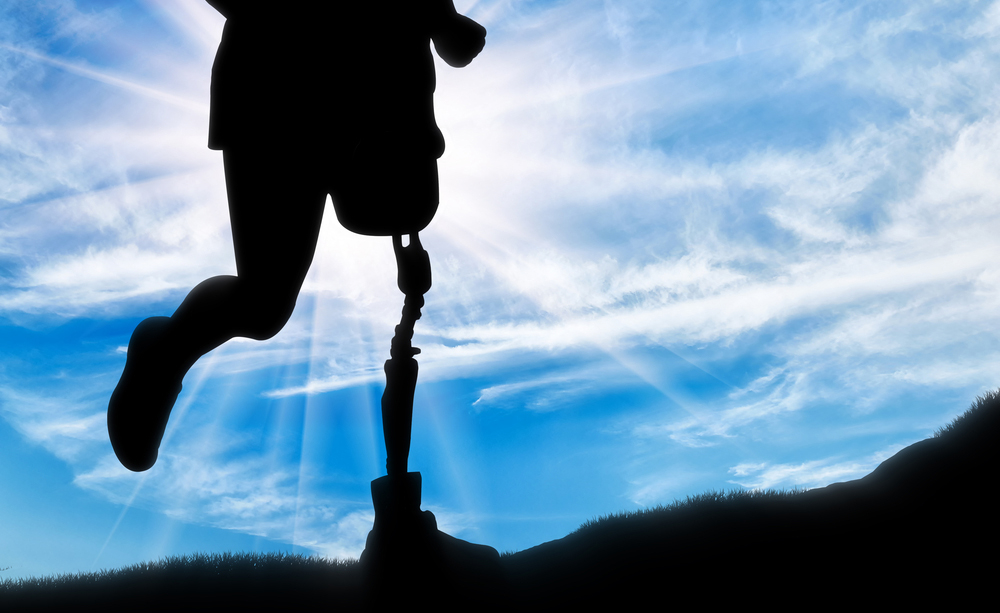 Imagen de la sombra de una persona con prótesis corriendo