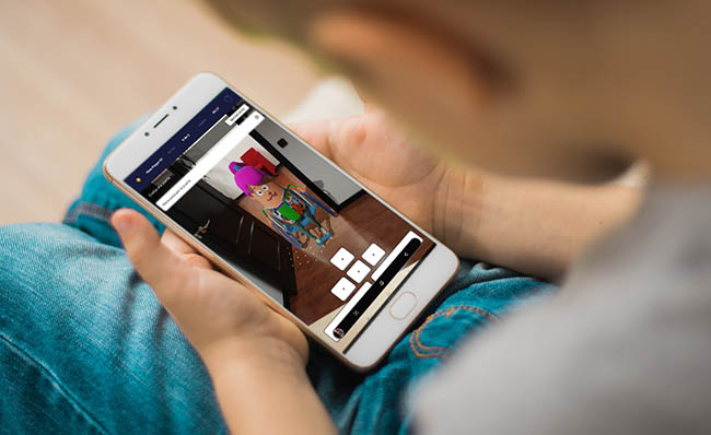 Un niño utiliza un móvil en el que se ve un pantallazo de la aplicación Incluyes