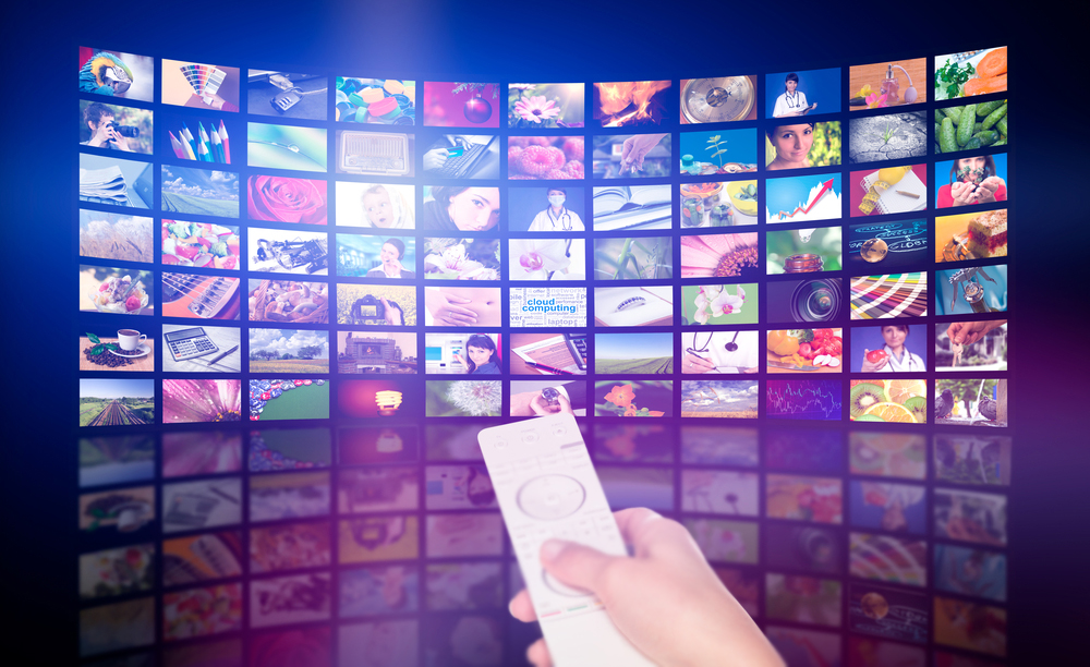 Imagen de muchas pantallas de televisión con distintos anuncios