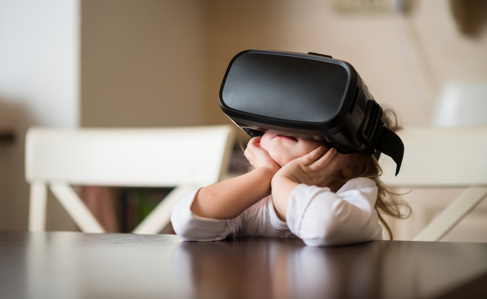 Una niña utiliza gafas de realidad virtual