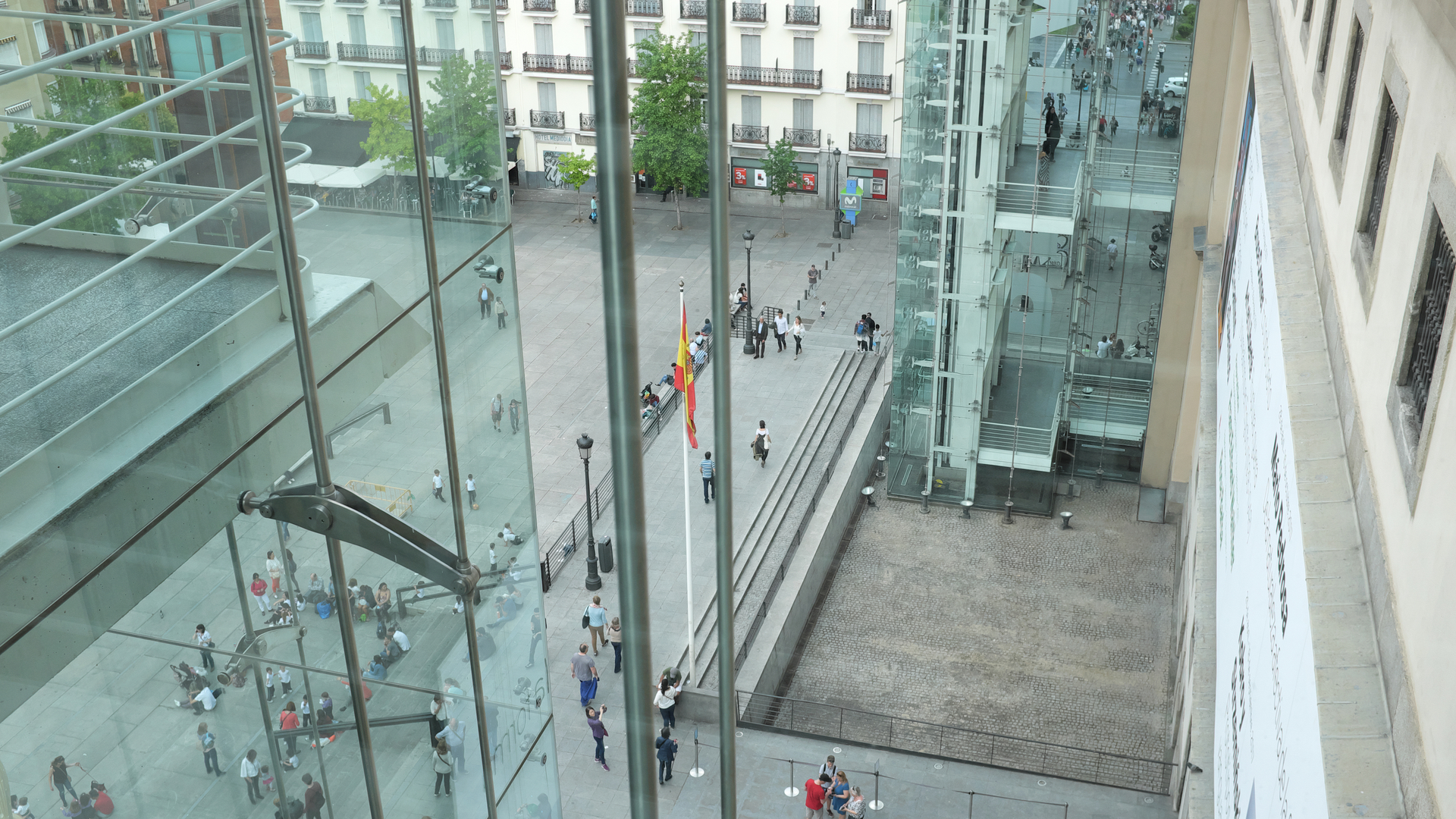 Imagen desde el exterior de la entrada principal del Museo Reina Sofía