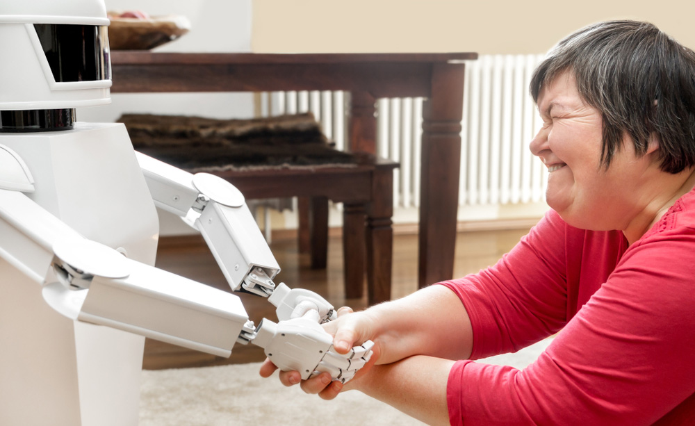 Una mujer con discapacidad interactúa con un robot