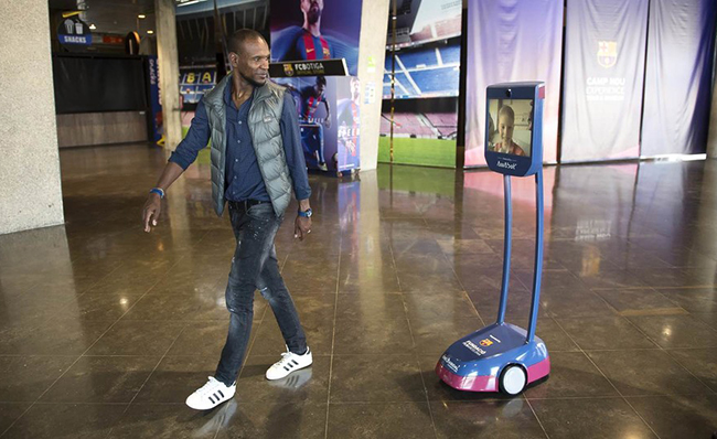 El ex jugador de f&uacute;tbol Eric Abidal acompa&ntilde;a al Robot Pol