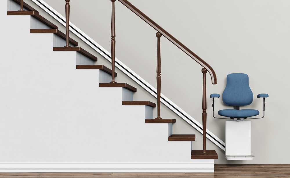 Imagen de una silla salvaescaleras en una casa