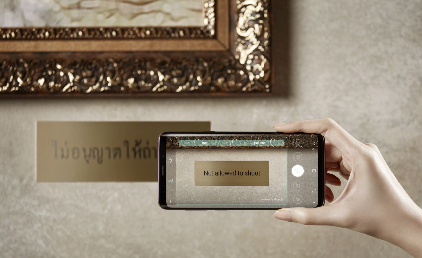 Imagen del Samsung Galaxy S9 traduciendo un letrero a través de Bixby