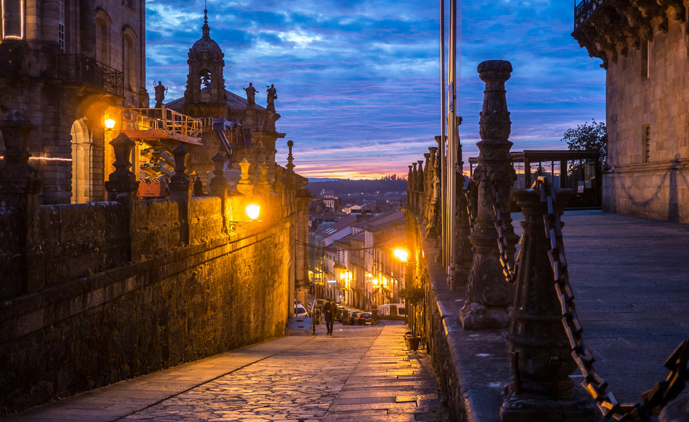 Fotografía de una calle de Santiago de Compostela por la noche