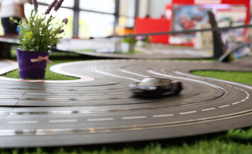Fotografía de un coche de juguete corriendo por una pista