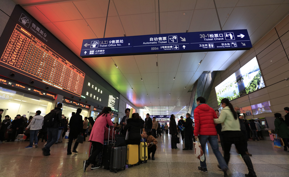 Imagen del interior de una estación de tren en China con muchas señales