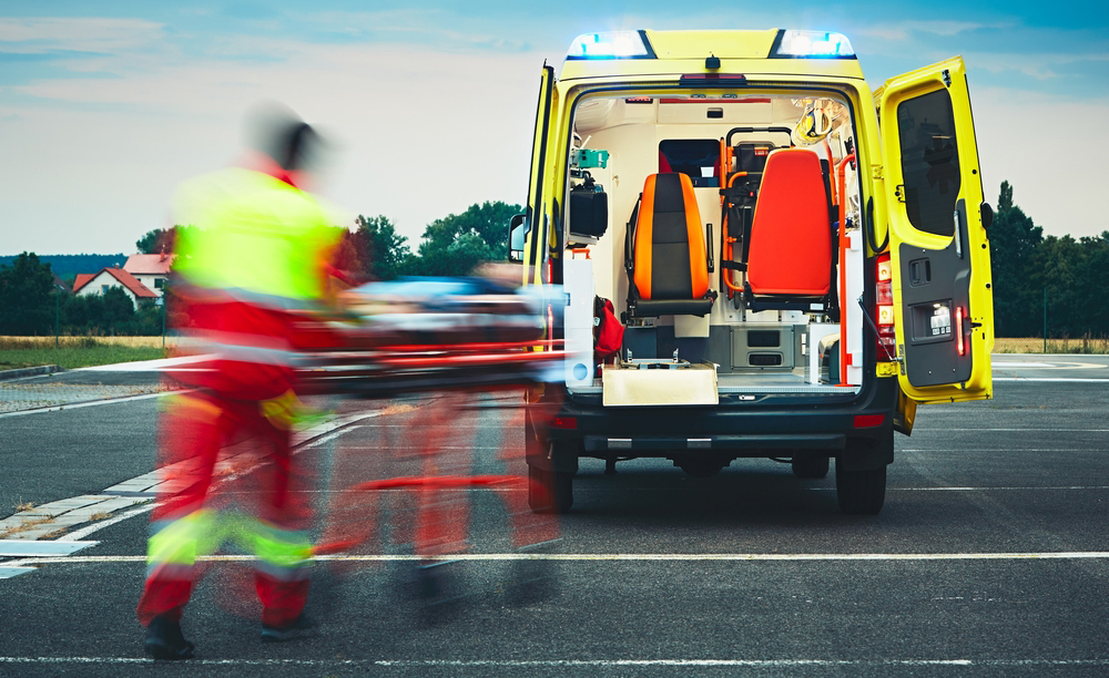 Un operario de servicios de emergencia se acerca a una ambulancia