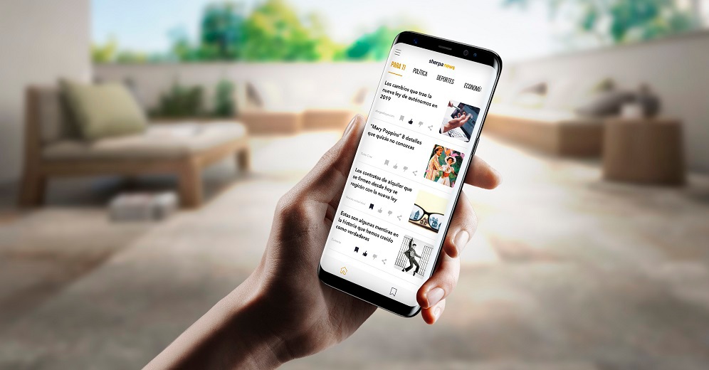 Un tel&eacute;fono m&oacute;vil con la aplicaci&oacute;n Sherpa News
