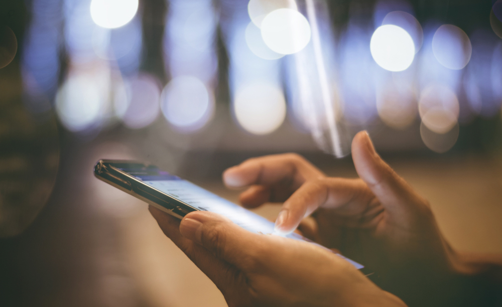 Una persona utiliza un smartphone
