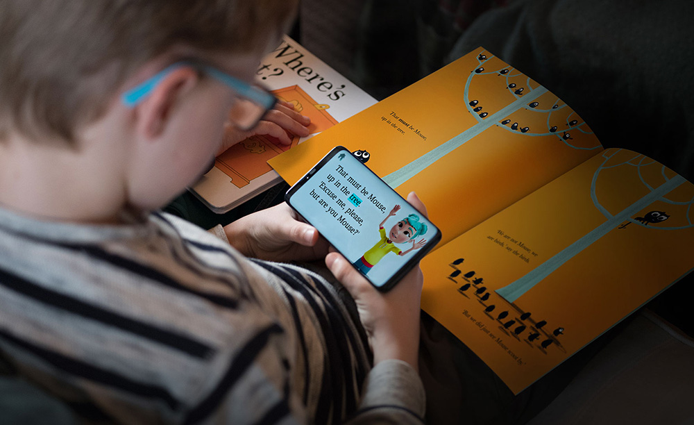 Un niño lee un cuento en su móvil a través de StorySign