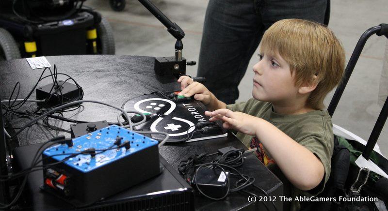 Un niño con discapacidad utiliza unos mandos adaptados para jugar a videojuegos