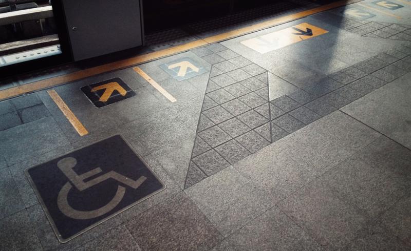 Señales en el suelo para personas en silla de ruedas en una estación de tren