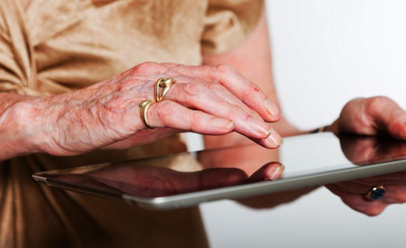Una mujer mayor utiliza una tableta