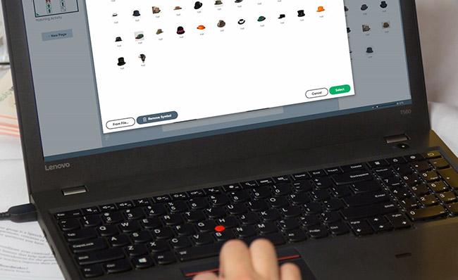 Una persona utiliza Boardmaker 7 en un ordenador portátil.