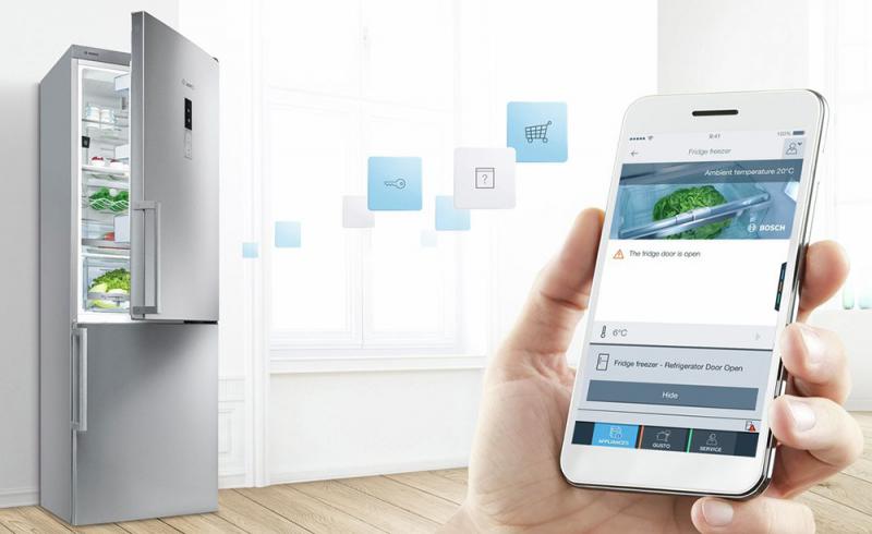 Imagen comercial de un frigorífico de la serie 6 de Bosch conectado a un teléfono móvil