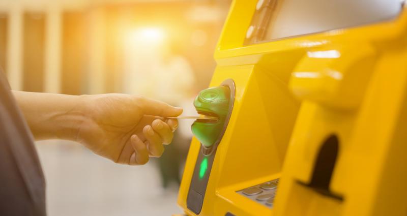 Una persona inserta su tarjeta en un cajero automático