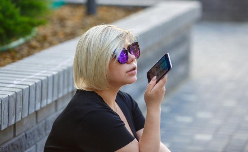 Una mujer utiliza un lector de pantalla en su teléfono móvil