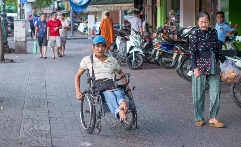 Un hombre en silla de ruedas en Vietnam