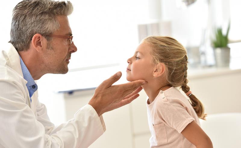 Un doctor examina a una niña