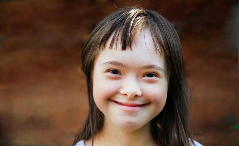 Una niña con síndrome de Down sonriente