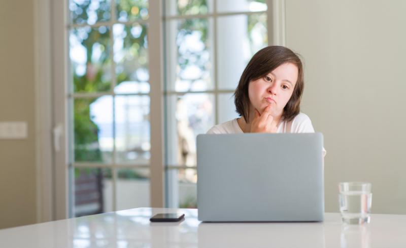 Una joven con síndrome de Down utiliza un ordenador