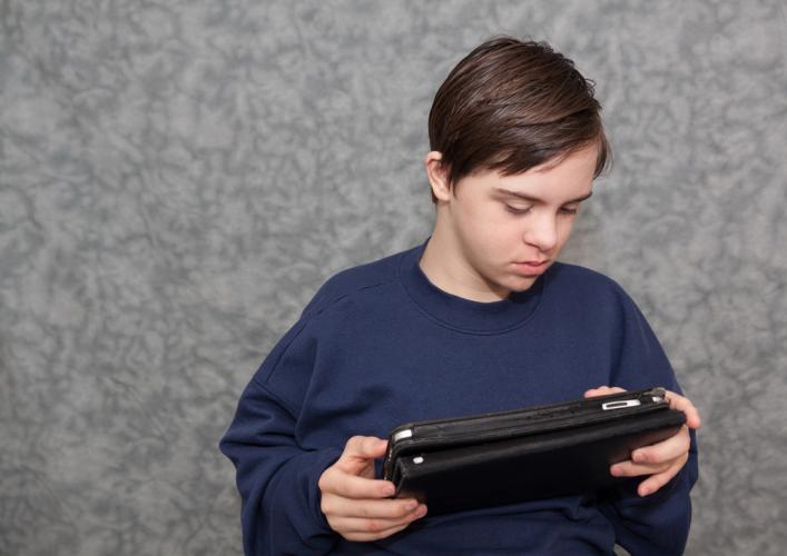 Un joven con sindrome de Down utiliza una tableta