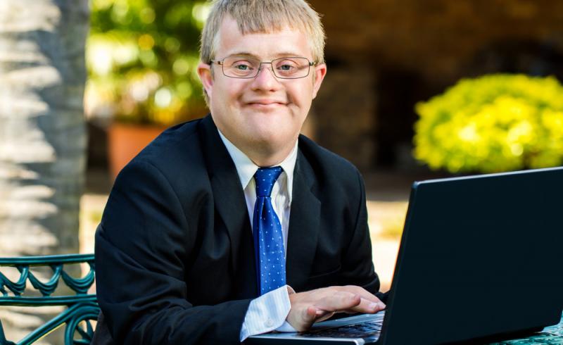 Un joven con síndrome de Down utiliza un ordenador