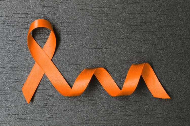 Un lazo naranja con motivo del Día Mundial de la Esclerosis Múltiple
