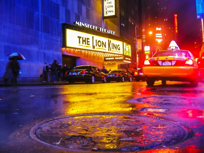 Foto de la entrada de un teatro en Times Square, en Nueva York